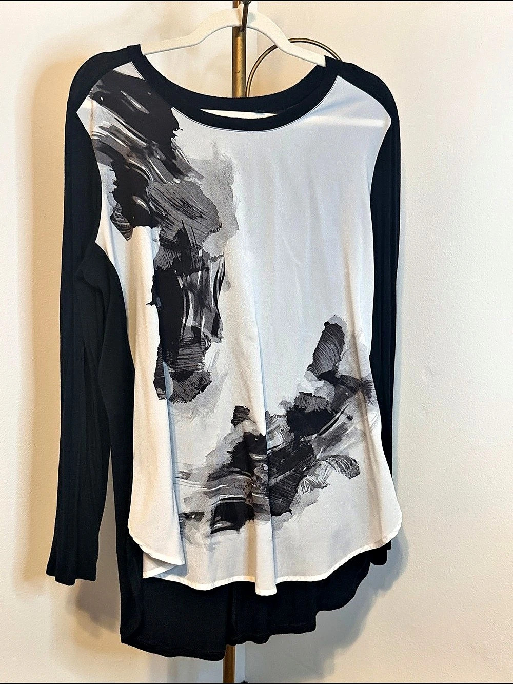 APT. 9 Abstract Long Sleeve Top in White & Black Size XL Like New